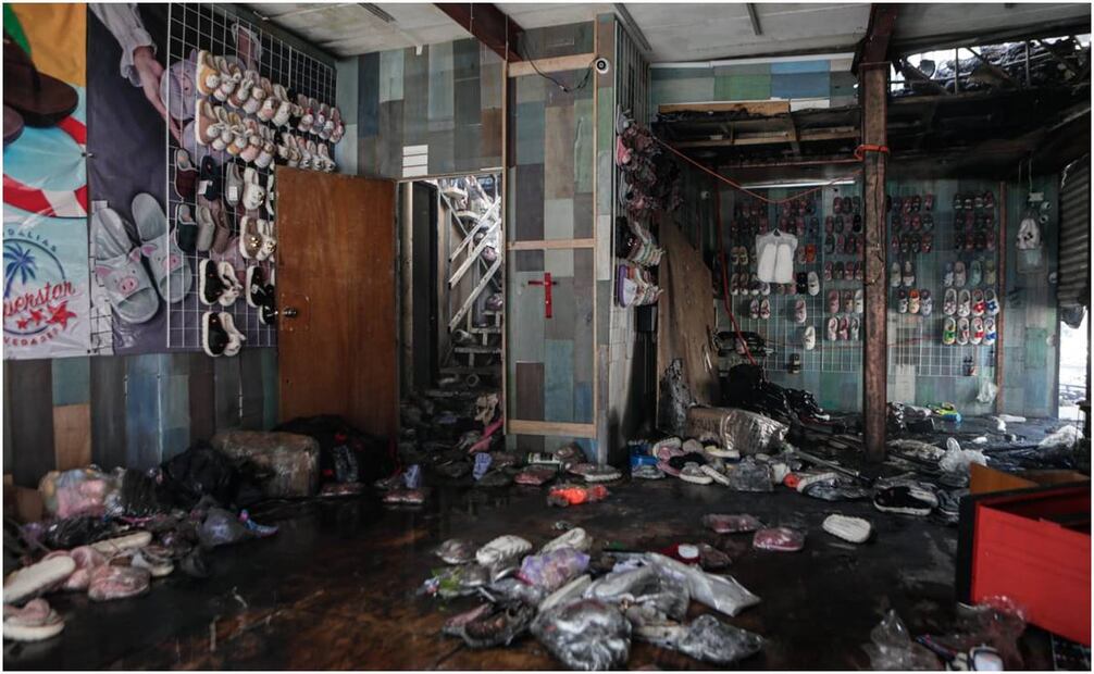 Cientos de chanclas, peluches y mercancía se quemó en la bodega de Plaza Oasis. Foto: Gabriel Pano/ EL UNIVERSAL