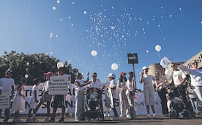 Gente de Culiacán y otros municipios participaron en esta segunda marcha por la paz, a dos años del inicio de la violencia entre grupos criminales en la entidad. Foto: Gabriel Pano/ EL UNIVERSAL