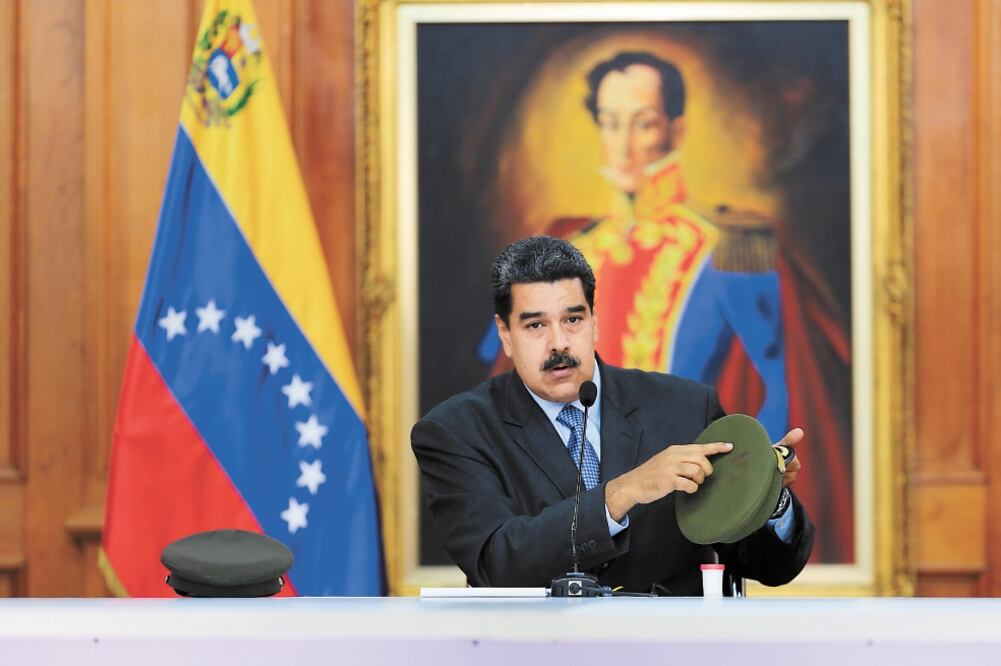 Acusa a presuntos culpables. El presidente Nicolás Maduro dijo que los “te r ro r i sta s ” recibieron órdenes de sobrevolar los drones con explosivos para atentar contra su vida, (REUTERS)