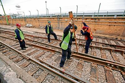 Molesta a usuarios suspensión de 9 estaciones del Tren Ligero