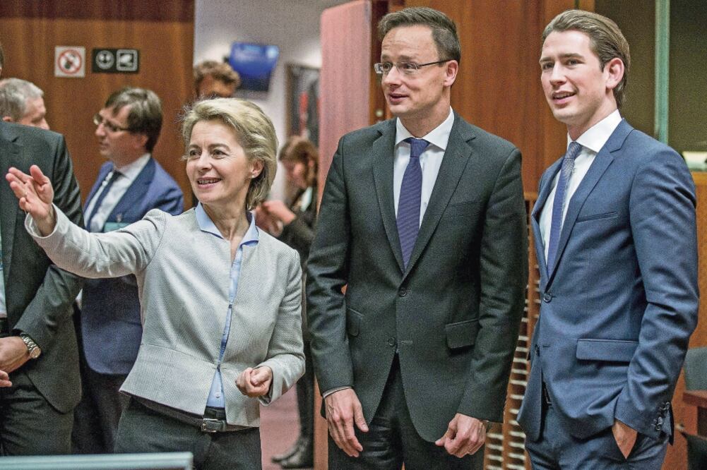 Ursula von der Leyen, ministra alemana de Defensa; Peter Szijjarto, secretario húngaro de Exteriores, y su homólogo austriaco, Sebastian Kurz, durante la reunión de los ministros de Exteriores y Defensa de la UE, en Bruselas. (FOTO: STEPHANIE LECOCQ. EFE)