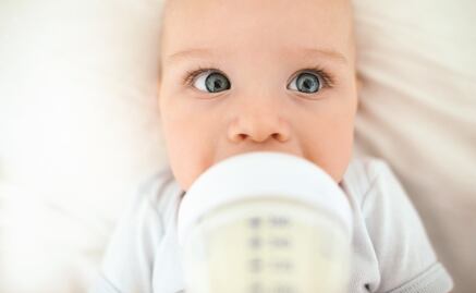Fabricante de fórmula infantil ahora retira en EU biberones con leche por esta razón