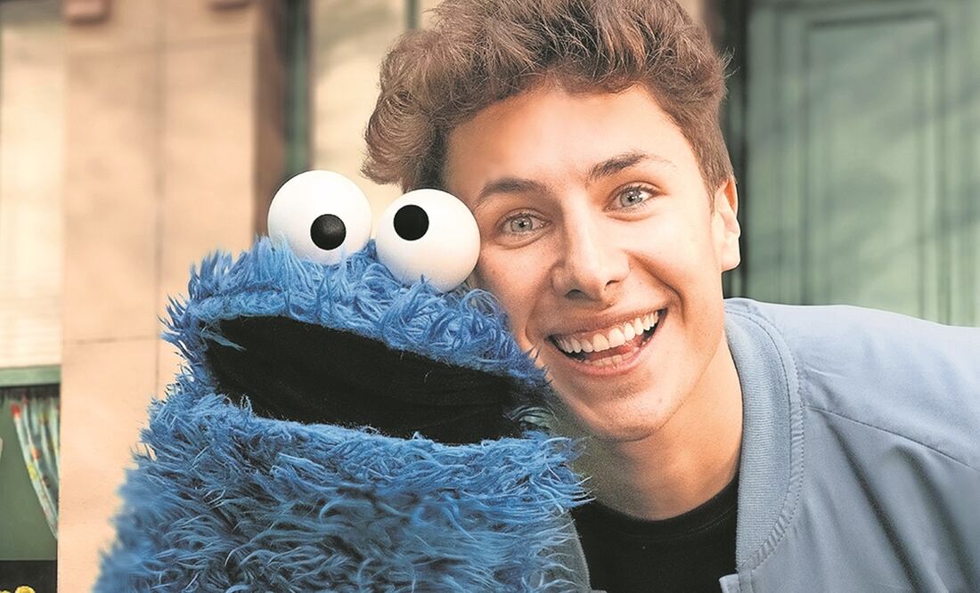 Junto a otros puppets de la serie, el personaje y el conductor viven una aventura en la que Elmo habla de sus emociones. Foto: Juanpa Zurita
