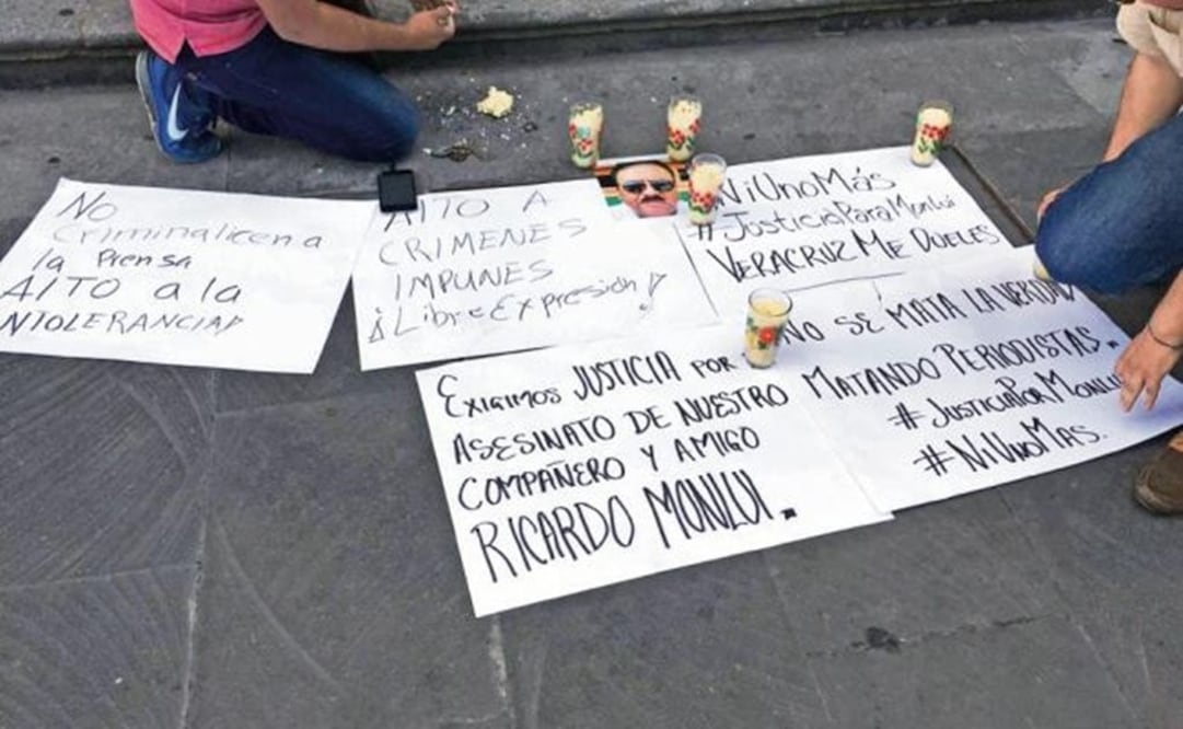 Reporters protest outside the municipal palace in Córdoba, Veracruz, after the murder of Ricardo Monluí, director of “El Político” - Photo: Patricia Morales / EL UNIVERSAL 