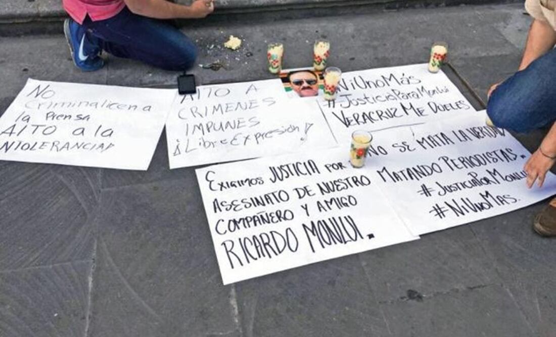 Reporters protest outside the municipal palace in Córdoba, Veracruz, after the murder of Ricardo Monluí, director of “El Político” - Photo: Patricia Morales / EL UNIVERSAL