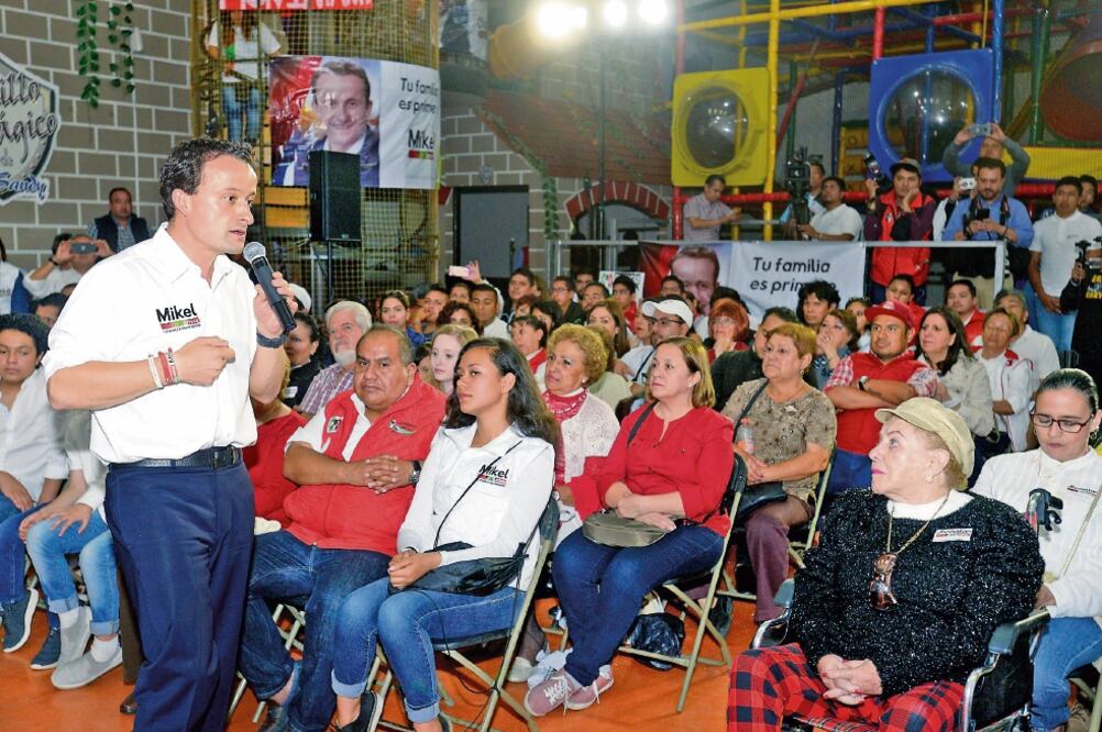 Mikel Arriola recorrió la colonia Campestre Churubusco, en Coyoacán, donde se reunió con vecinos para exponer su agenda en favor de las mujeres (CORTESÍA)