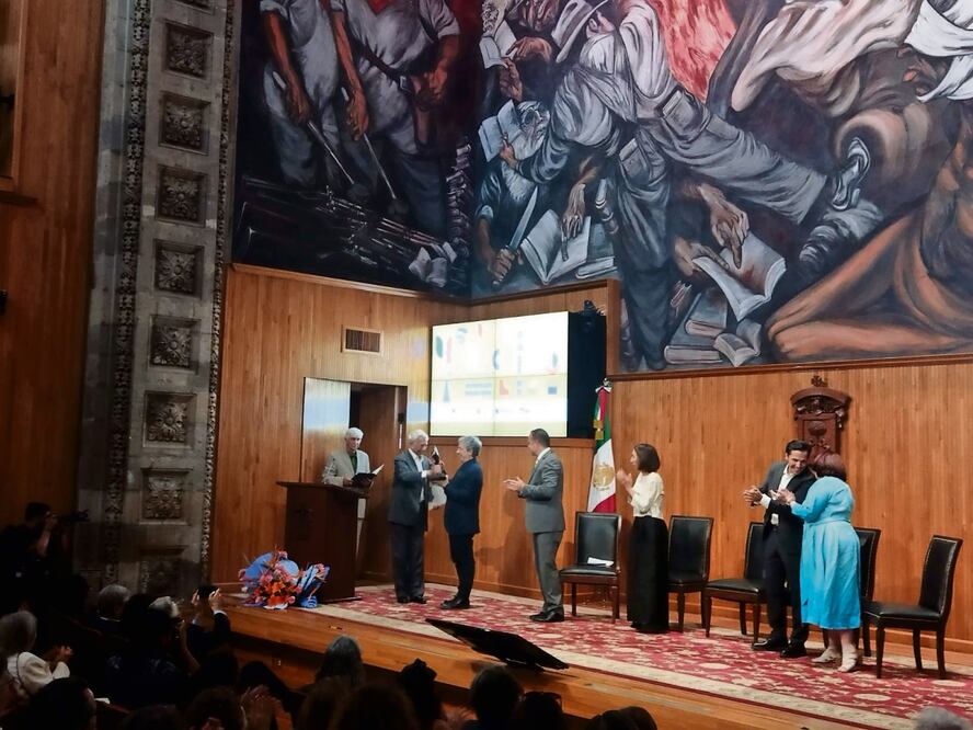 El Premio Nobel, Mario Vargas Llosa entregó a David Toscana el V Premio Bienal de Novela.
ALFAGUARA