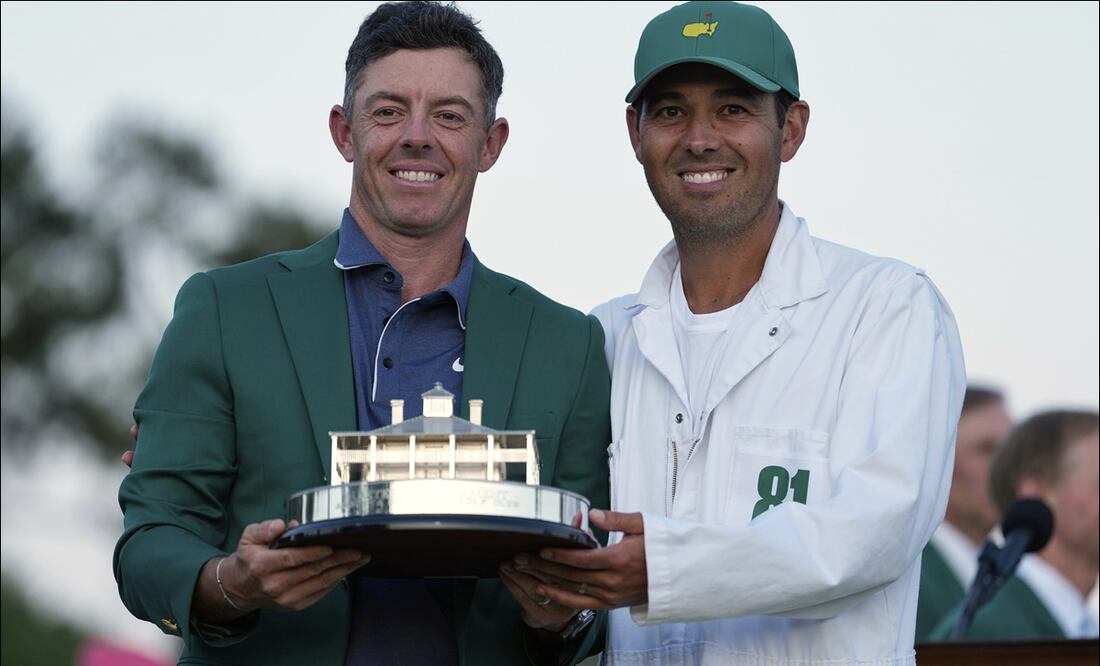 Rory McIlroy junto a su caddie Harry Diamond y el trofeo de campeón del Masters de Augusta / Foto: AP