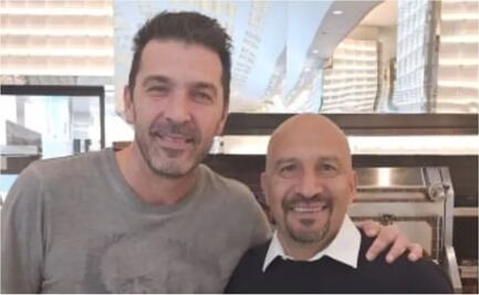 Óscar 'Conejo' Pérez tiene épico encuentro con Gianluigi Buffon; los legendarios porteros se vieron en Qatar