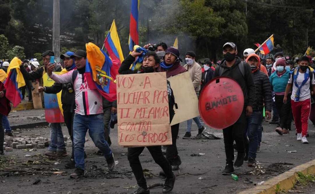 Las manifestaciones forman parte de un paro nacional que la Confederación de Nacionalidades Indígenas inició para exigir que se reduzcan los precios de la gasolina. Foto: AP