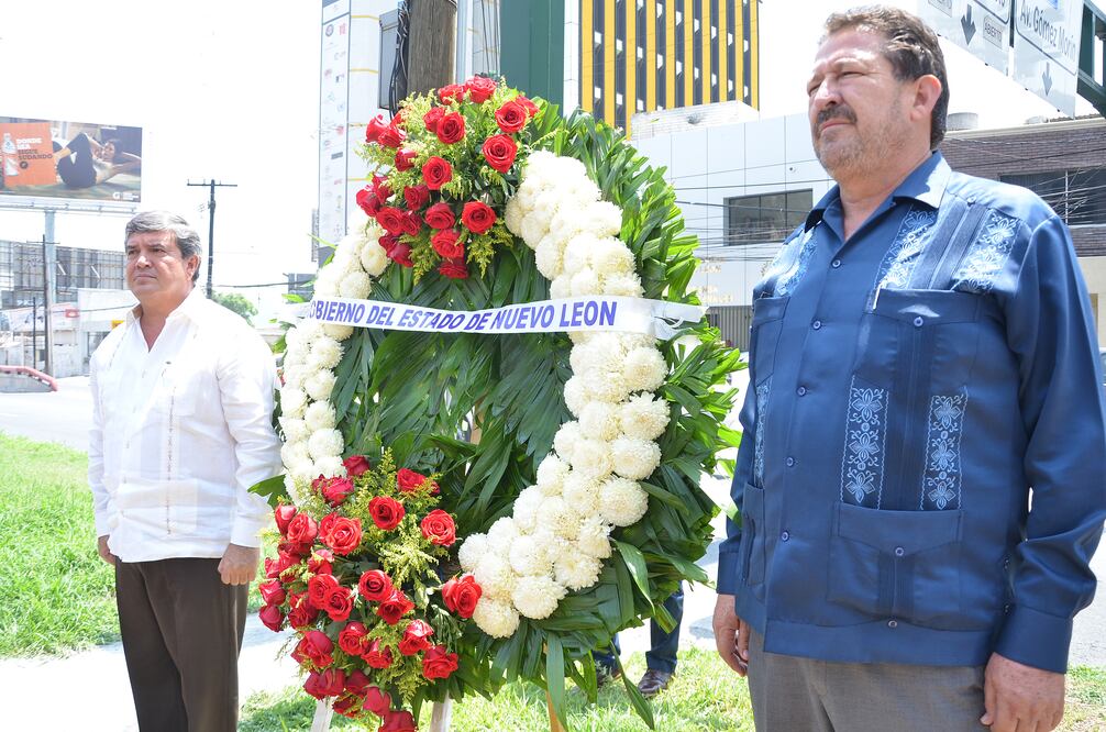 El secretario General de Gobierno hace guardia de honor en el quinto aniversario luctuoso de las víctimas del Casino Royale (Foto: Emilio Vasquez / EL UNIVERSAL)
