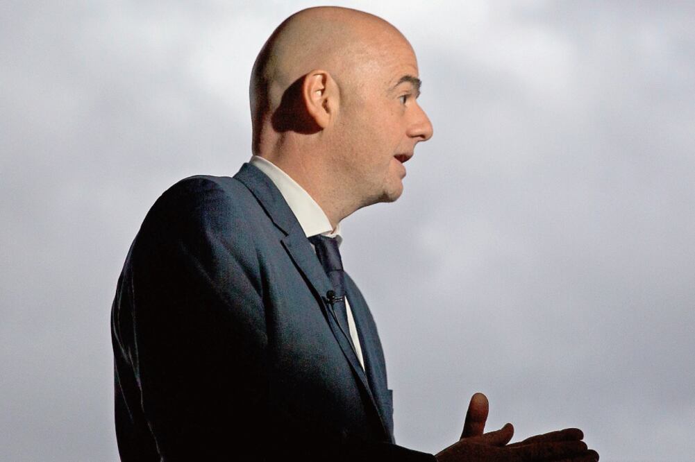 Gianni Infantino, secretario general de la UEFA, busca llegar a la presidencia de la FIFA (MATT DUNHAM. AP)