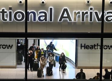Detienen a un hombre tras incautación de paquete con uranio en aeropuerto de Londres
