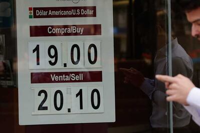 Hacienda y Banxico no frenan al dólar