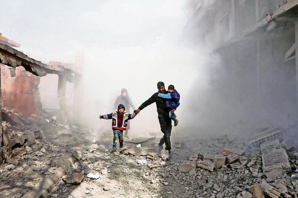 Civiles sirios huyen de los ataques de las fuerzas del régimen de Al-Assad contra el bastión opositor de Guta, en las afueras de Damasco (ABDULMONAM EASSA. AFP)