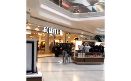 Hombre irrumpe en centro comercial de Chicago conduciendo camioneta SUV