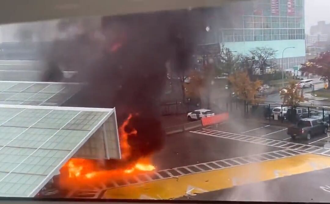 Explosión de un coche en el Rainbow Bridge que conecta Buffalo, Nueva York y las Cataratas Victoria, en Canadá. Foto: Tomada de Video