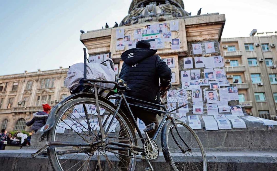 Un monumento con fotos de desaparecidos sirios. Foto EFE