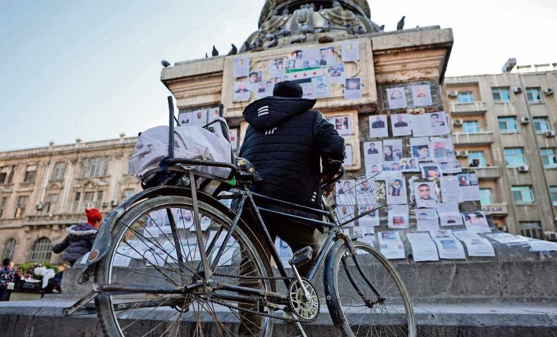 Un monumento con fotos de desaparecidos sirios. Foto EFE