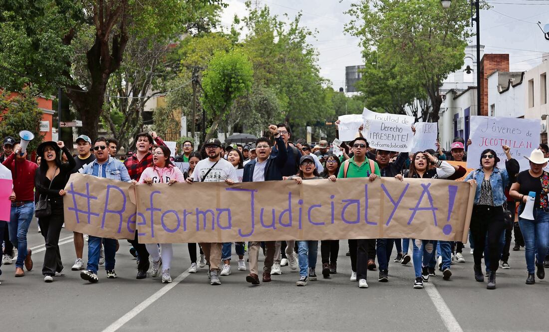 Estudiantes de Derecho de la Universidad Autónoma del Estado de México se manifiestan a favor de que los jueces sean electos. Foto: de EDUARDO ALARCÓN. EL UNIVERSAL