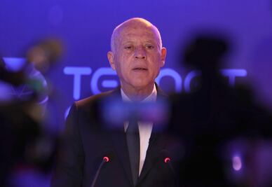 Presidente de Túnez cesa al primer ministro y suspende el Parlamento