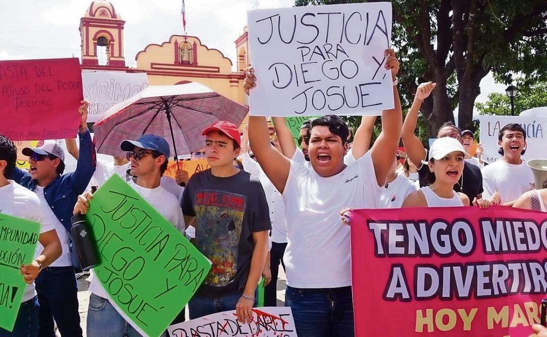 En Santa Lucía del Camino, Oaxaca, un joven fue asesinado durante un operativo de alcoholímetro. La Fiscalía General del Estado imputó hace dos semanas, por primera vez, el delito de ejecución extrajudicial contra dos policías municipales. Foto: Edwin Hernández / EL UNIVERSAL