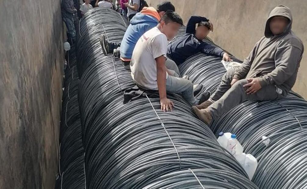 Localizan a migrantes en rollos de alambre de un tren en Empalme. Foto: INM