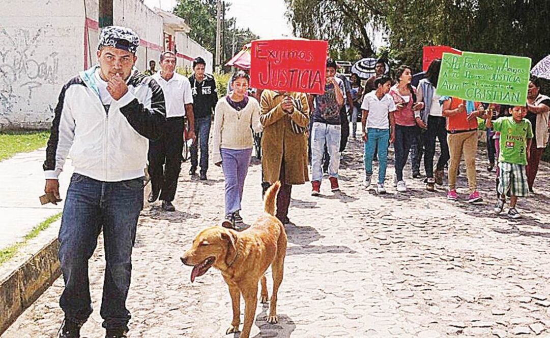 Familiares y amigos de Cristian marcharon por las calles del municipio de Papalotla para exigir que se resuelva el asesinato del joven de 19 años/ Emilio Fernández - EL UNIVERSAL