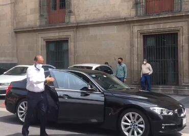 Líder del PES llega a Palacio Nacional a encuentro con AMLO en auto alemán de lujo