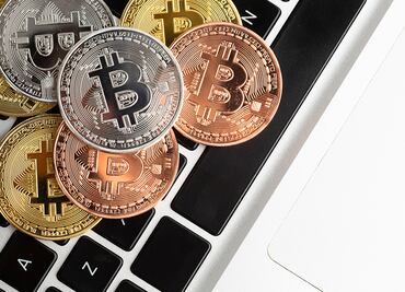 Trump firma orden ejecutiva que crea “reserva estratégica de Bitcóin”; designa a David Sacks como zar de criptoactivos