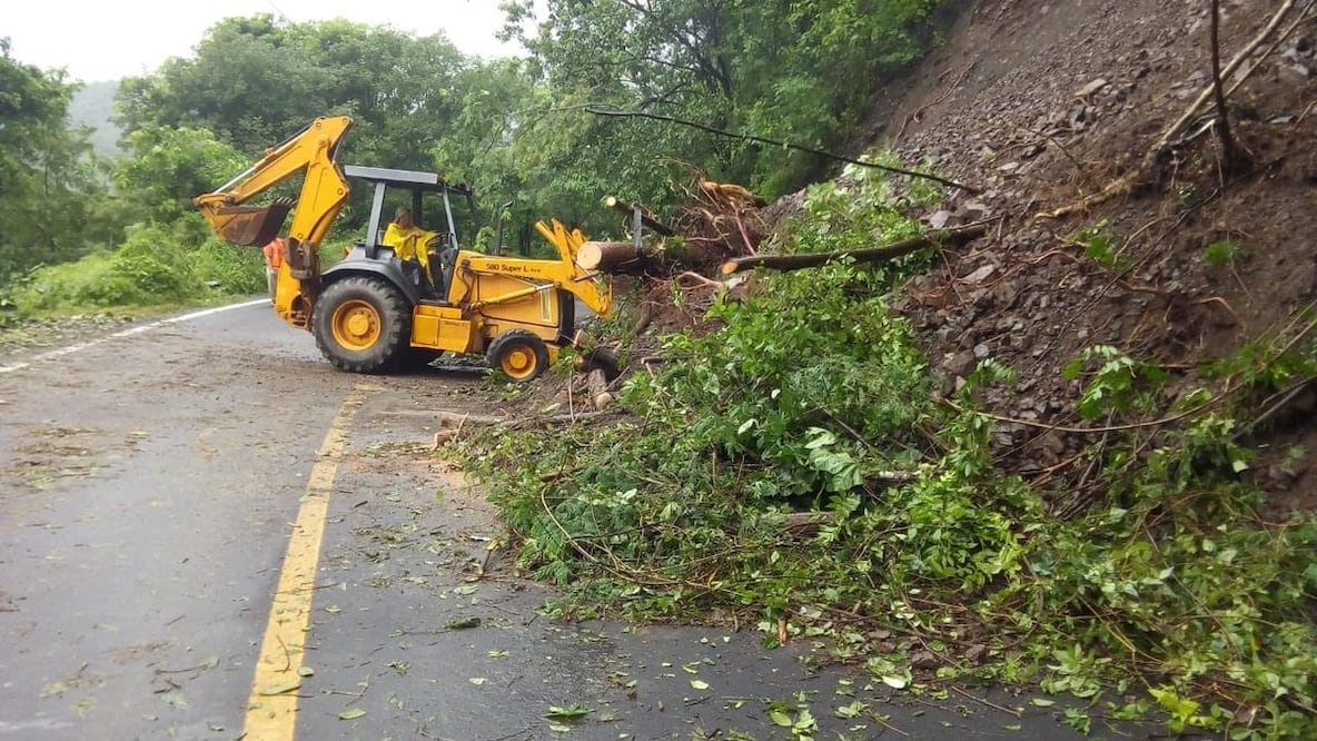 De acuerdo con el Centro SCT Jalisco, se ha dado atención inmediata para garantizar el tránsito vehicular en los puntos que han sido afectados. Foto: tomada de Twitter @SalvaFdezAyala