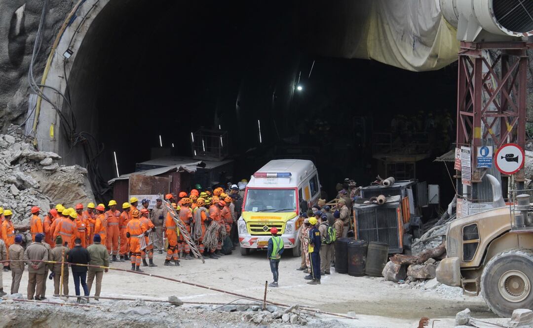 41 trabajadores quedaron atrapados en un túnel en construcción desde hace 17 días en el norte de la India. Foto: AP