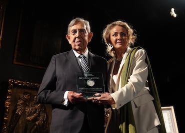 Entregan presea Sor Juana Inés de la Cruz a Cuauhtémoc Cárdenas