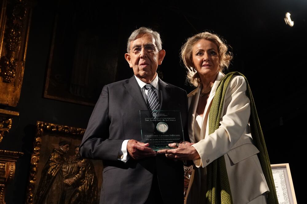 La Universidad del Claustro de Sor Juana. Entregan al Ing. Cuauhtémoc Cárdenas la presea sor Juana Inés de la Cruz 2023. FOTO DIEGO SIMON