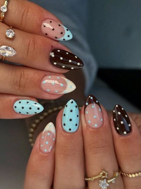 Uñas polka dots. Foto: Shein
