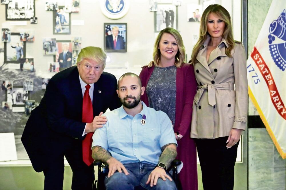 El presidente Trump galardonó ayer al sargento Álvaro Barrientos, herido en Afganistán, con el Corazón Púrpura. (YURI GRIPAS. REUTERS)