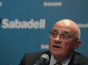 Banco Sabadell resiste a la oferta de compra de BBVA; proceso podría extenderse hasta 2025