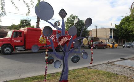 Polémica por “árbol de sartenes” para celebrar el Día de la Mujer en Torreón