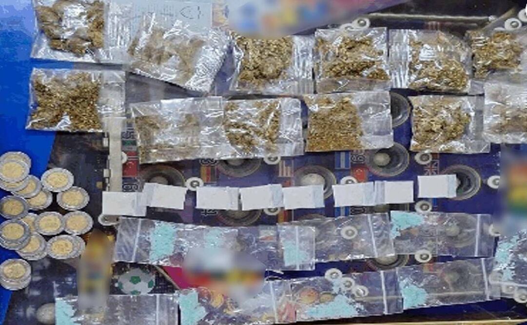Se aseguraron cinco mil litros de combustible, 12 dosis de marihuana, un kilogramo del mismo enervante, 18 dosis de cocaína, nueve dosis de cristal, un arma de fuego corta, seis equipos telefónicos y dinero en efectivo. Foto: Especial