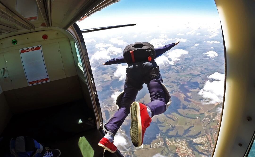 Llevar paracaídas en un avión comercial sería difícil de mantener, incrementaría el costo de volar y aun así no sería demasiado seguro. (Foto: iStock)
