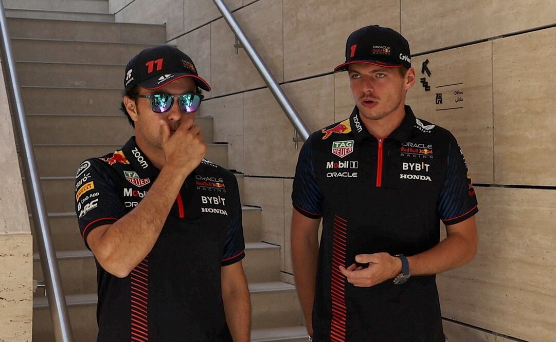Checo Pérez y Max Verstappen, previo a las prácticas libres del Gran Premio de Qatar - Foto: EFE