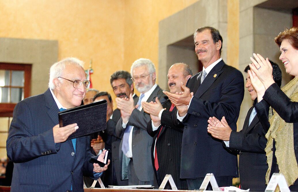 Ceremonia de entrega del reconocimiento al escritor y cronista Carlos Monsiváis, en febrero de 2006 (ARCHIVO EL UNIVERSAL)
