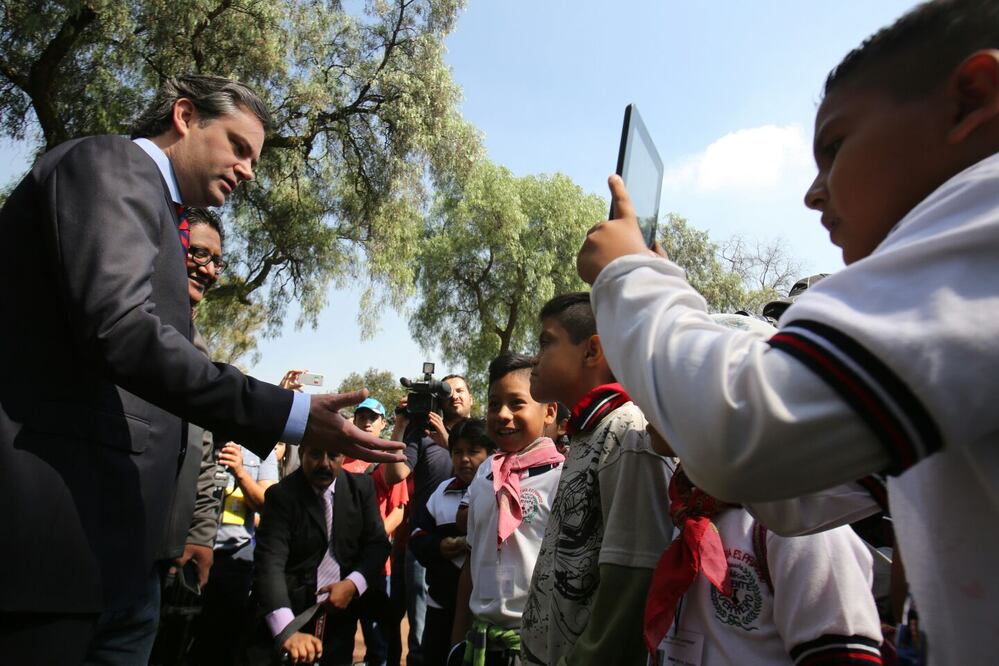 El titular de la SEP, Aurelio Nuño, recorrió la Feria Internacional del Libro Infantil y Juvenil. Foto: Juan Carlos Reyes / EL UNIVERSAL
