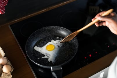 El truco con sal para que no se pegue la comida a tu sartén