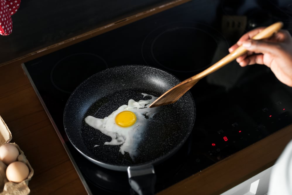 No compres una sartén nueva, mejor ponle sal a la que tienes para que ya no se peguen tus alimentos. Foto: Freepik