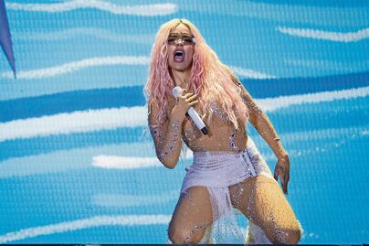 Karol G pinta de rosa y perreo el Azteca