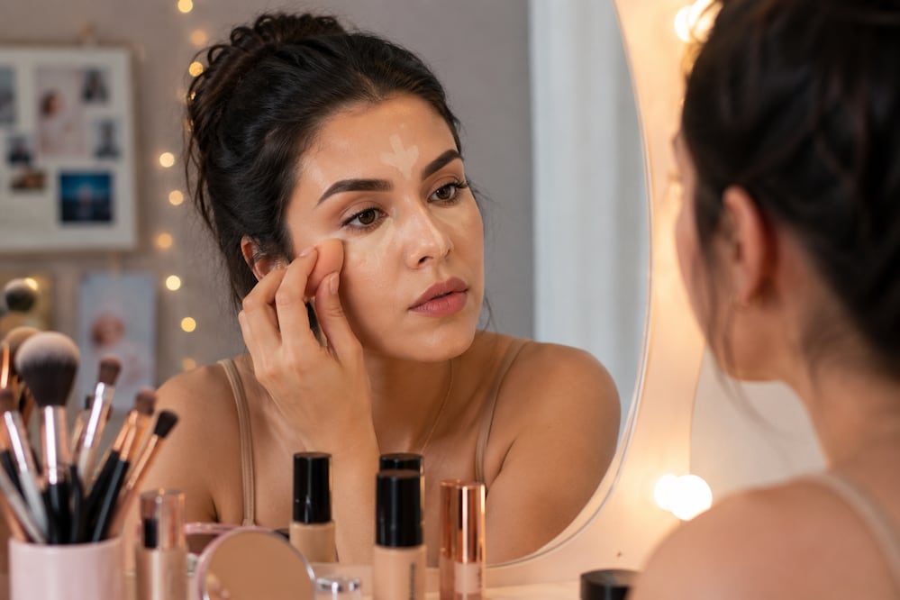 Conseguir un maquillaje impecable también implica reconocer esos pequeños errores que pueden terminar sobrecargando tu rostro. Foto: Imagen generada con IA