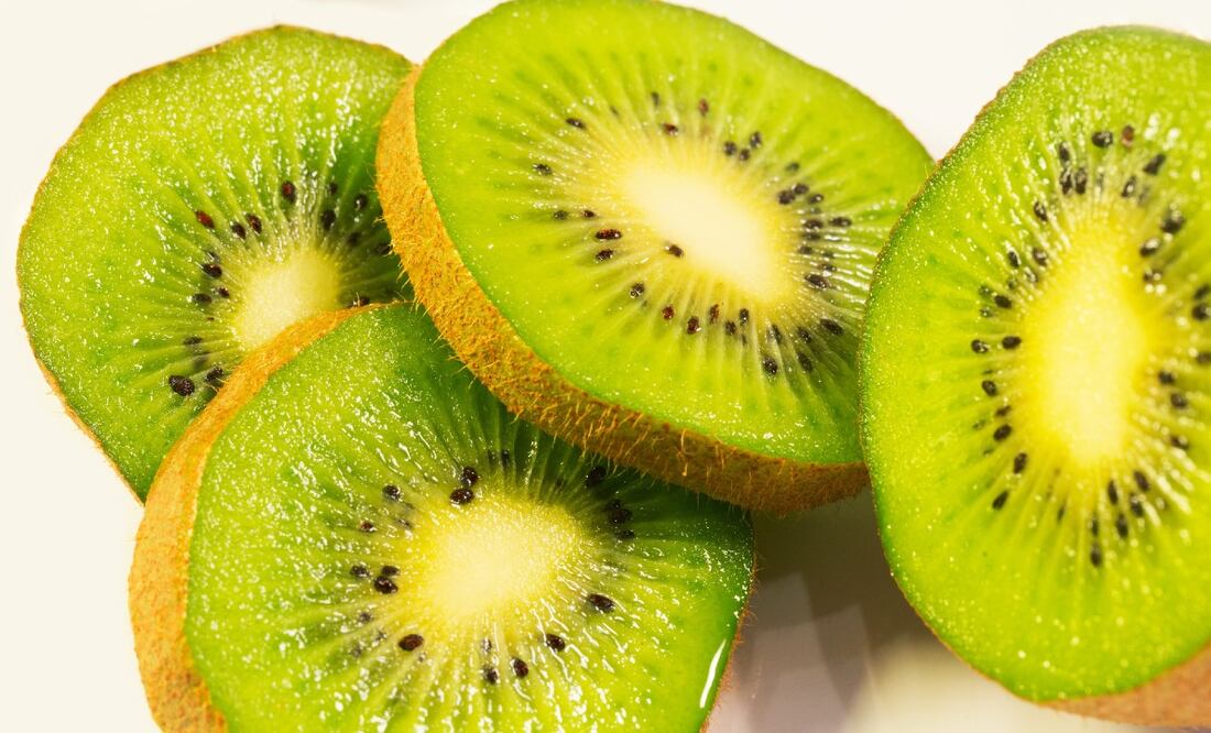 El kiwi es una baya que contiene una gran cantidad de vitamina C. Foto: Dan Bucko / Unsplash