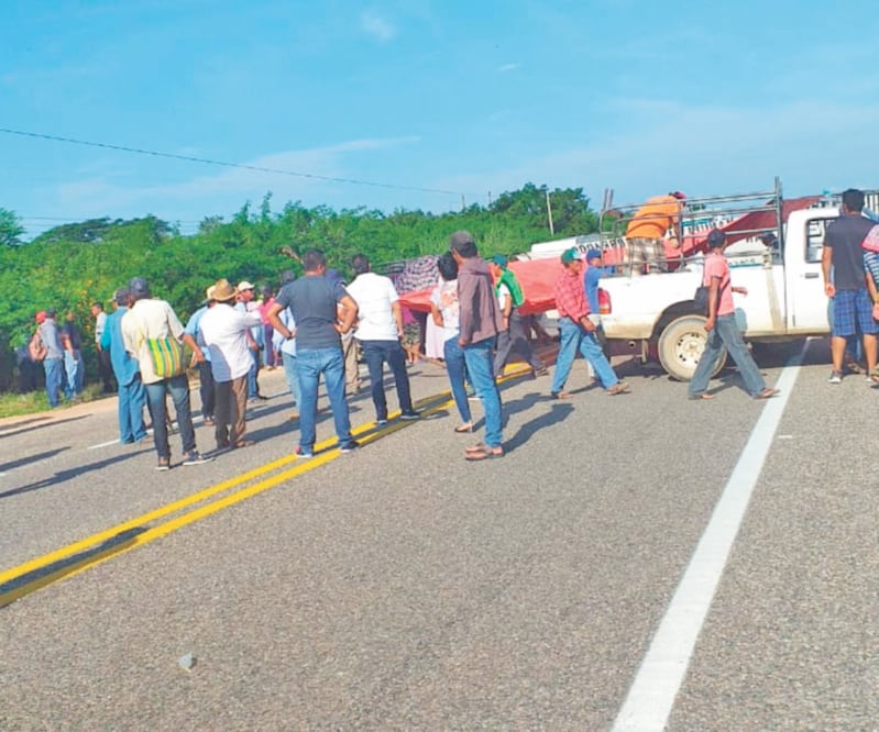 El bloqueo está en el punto denominado El Zopilote, que conecta con la carretera Panamericana; los inconformes exigen la desaparición de poderes en San Francisco del Mar. Foto/ROSELIA CHACA. EL UNIVERSAL