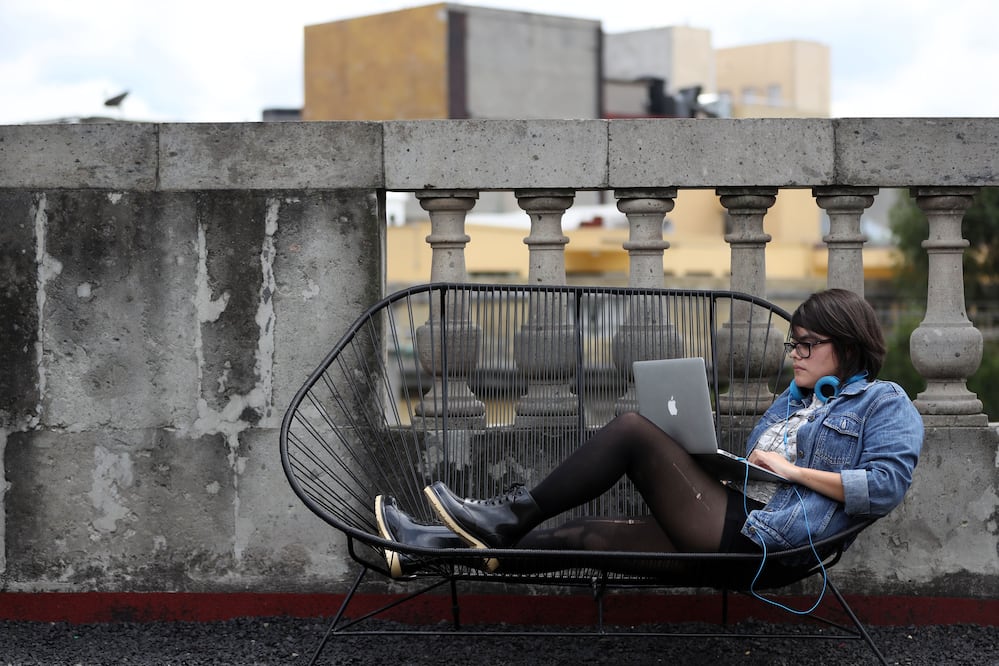 Caracol López Colunga usa laptops y iPhone, se mueve en Uber, ve series de TV NACIÓN A1 2 en internet, viste de manera informal y no quiere tener hijos. Es una millennial (JUAN CARLOS REYES. EL UNIVERSAL)